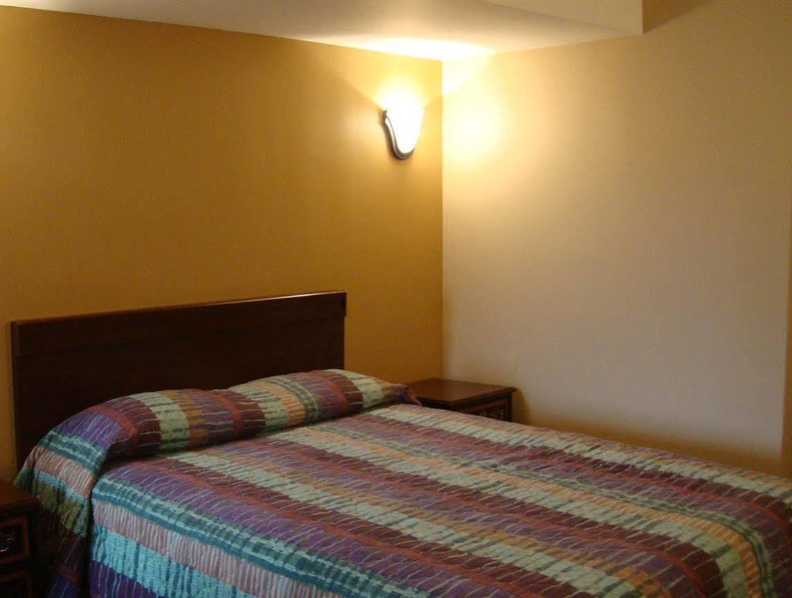 Oasis Motel In Brooklyn New York Exterior photo